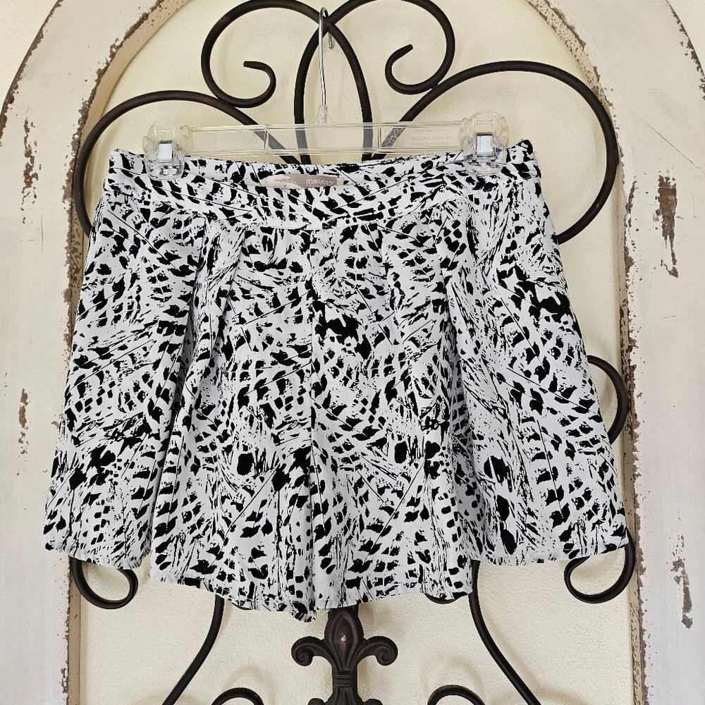 Forever 21 Women`s Black and White Print Shorts size Sm